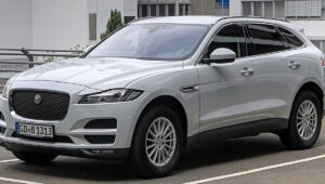 Jaguar F-Pace: दमदार 2.0L इंजन, 210 km/h टॉप स्पीड, कीमत 77.41 लाख से शुरू