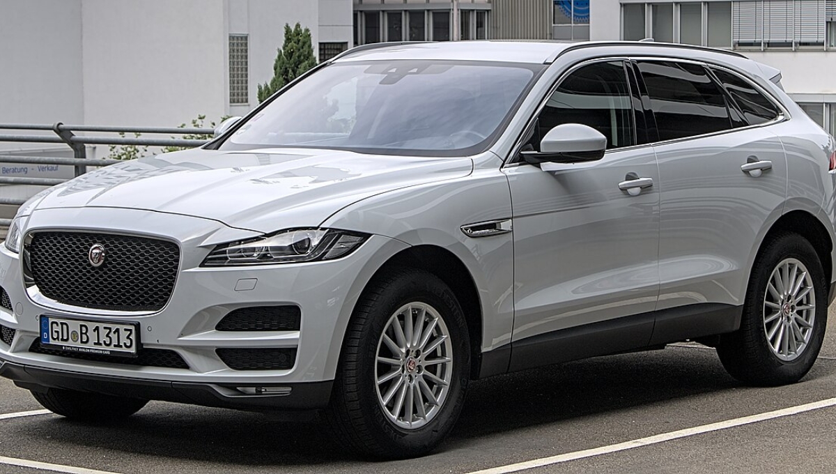 Jaguar F-Pace: दमदार 2.0L इंजन, 210 km/h टॉप स्पीड, कीमत 77.41 लाख से शुरू