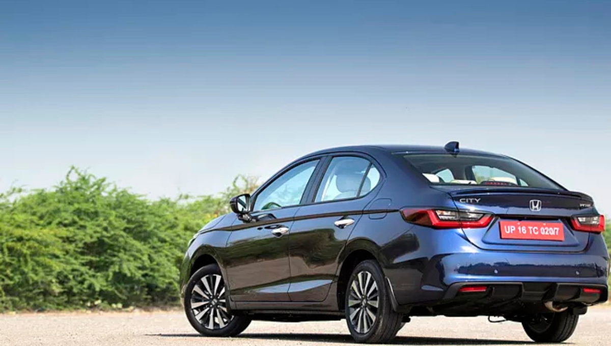 सिर्फ 12.08 लाख में मिलेगी 18.4 kmpl माइलेज वाली Honda City जानें दमदार फीचर्स