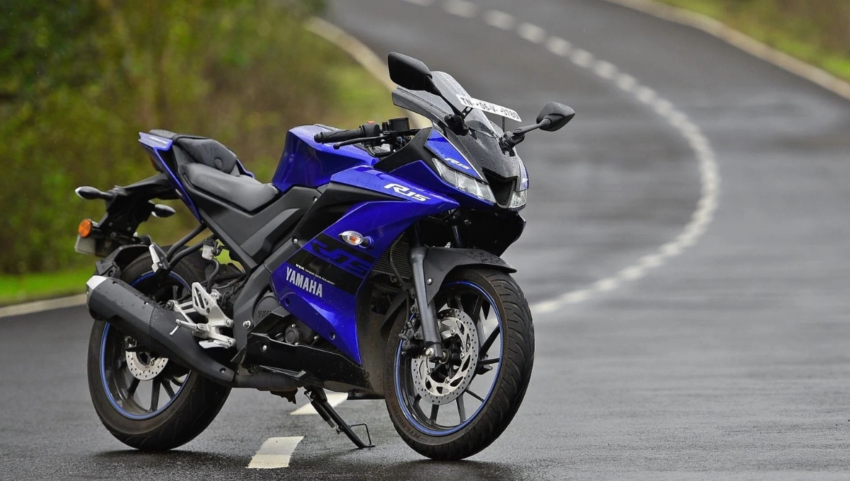Yamaha R15 V4: स्टाइल, स्पीड और टेक्नोलॉजी का पावरहाउस, अब दमदार फीचर्स और कीमत के साथ