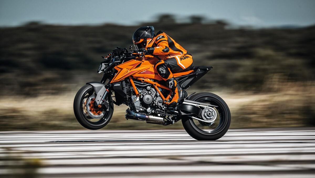 KTM 1390 Super Duke R: 187.7 बीएचपी पॉवर और 250 kmph टॉप स्पीड, कीमत 25,00,000