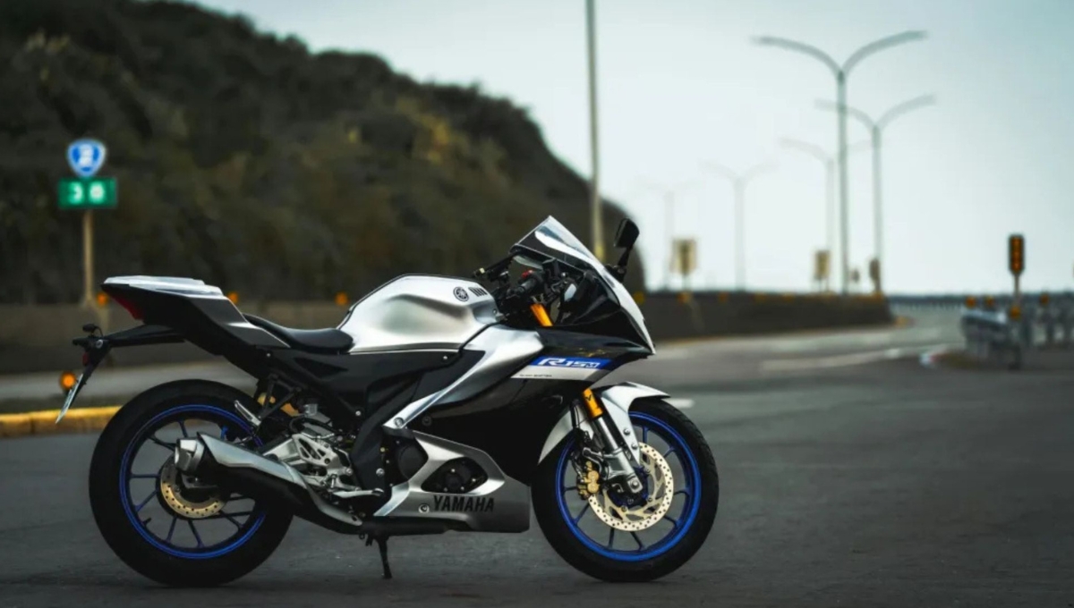 Yamaha R15 V4: स्टाइल, स्पीड और टेक्नोलॉजी का पावरहाउस, अब दमदार फीचर्स और कीमत के साथ