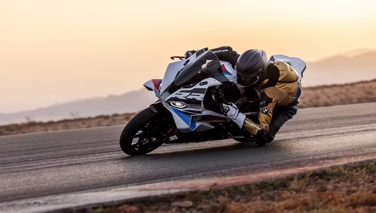 20 लाख की BMW S1000RR: शानदार फीचर्स और 999cc इंजन का कमाल