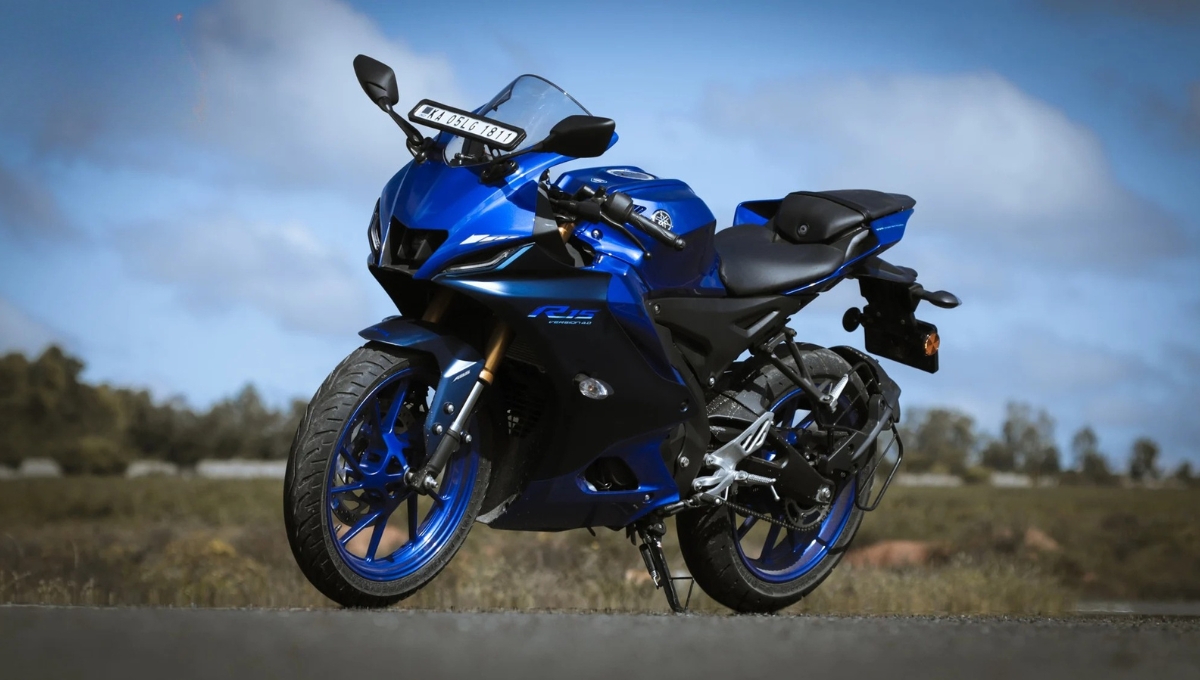 Yamaha R15 V4: स्टाइल, स्पीड और टेक्नोलॉजी का पावरहाउस, अब दमदार फीचर्स और कीमत के साथ