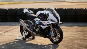 20 लाख की BMW S1000RR: शानदार फीचर्स और 999cc इंजन का कमाल