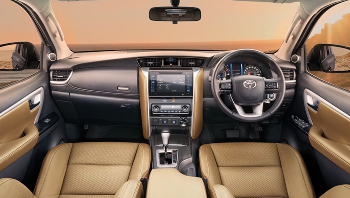 Toyota Innova Crysta: शानदार फीचर्स, बेहतरीन सेफ्टी और 19.99 लाख की शुरुआती कीमत